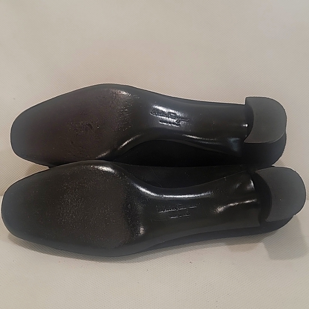 SALVATORE FERRAGAMO BLACK SUEDE LEATHER PUMPS (sz 6) - Picture 7 of 7